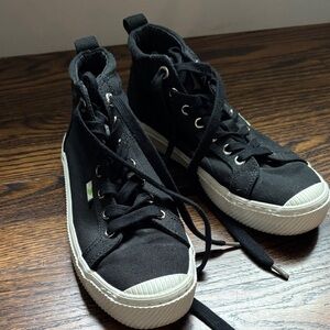 Cariuma Black High-Top Sneakers